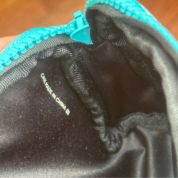 Dolce & Gabbana Blue Velour Zip Case with Wrist Strap - Picture 6 of 9